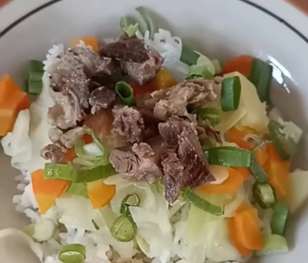 Nasi Sop Tenda Biru: Warisan Rasa yang Menggigit Jiwa Cilacap
